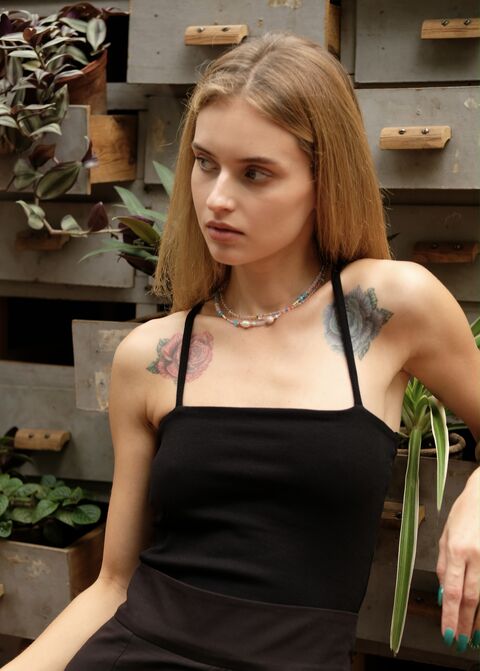 Чорний топ з двома смужками хрест-навхрест