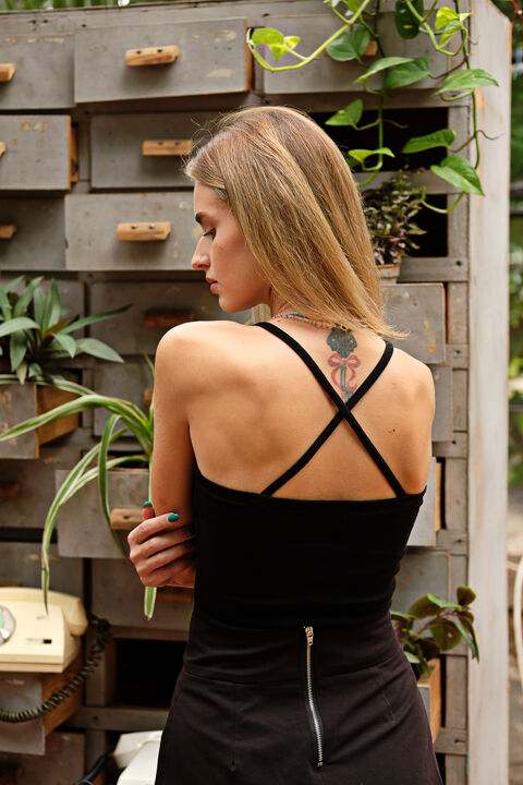 Чорний топ з двома смужками хрест-навхрест