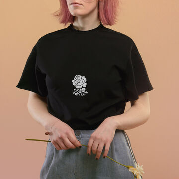 Чорна футболка Троянда