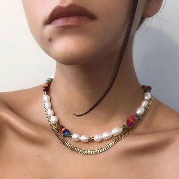 Ожерелье из натуральных жемчужин и цветных ракушек