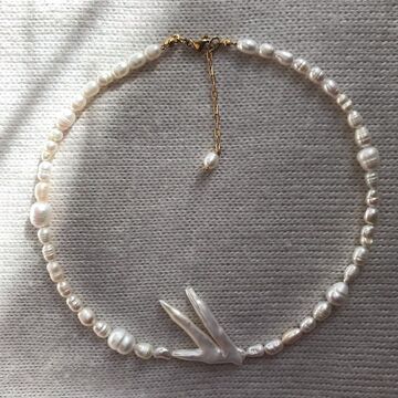 Pearl necklace with a large asymmetric pearl