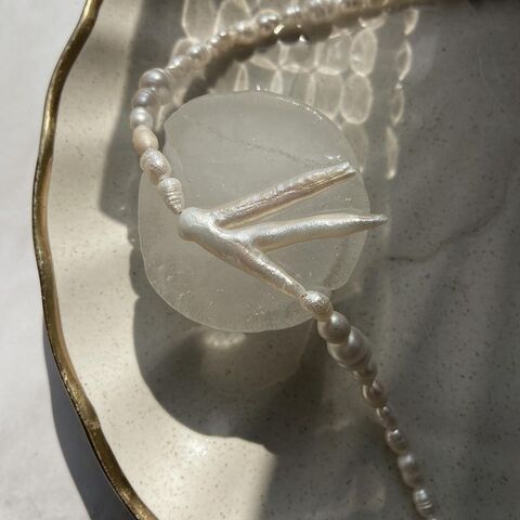 Намисто з перлин з великою асиметричною перлиною