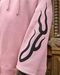 Розовое худи с начесом с серыми принтами на рукавах