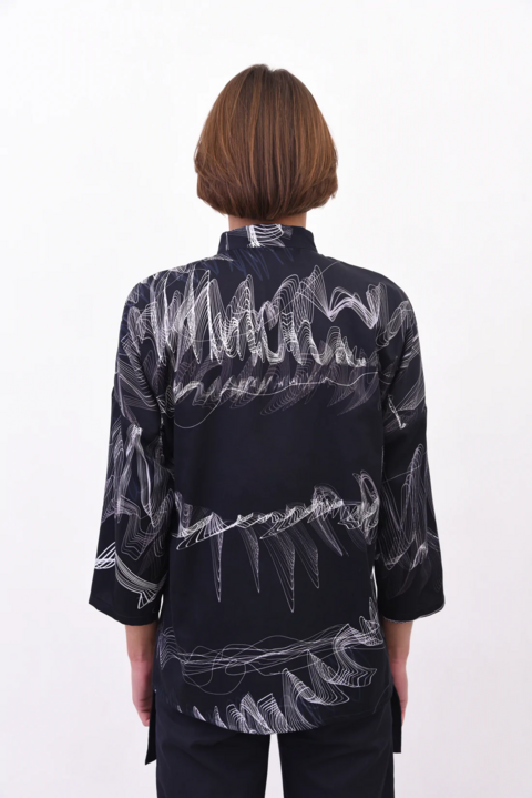 Темно-синя сорочка в абстрактні хвилі