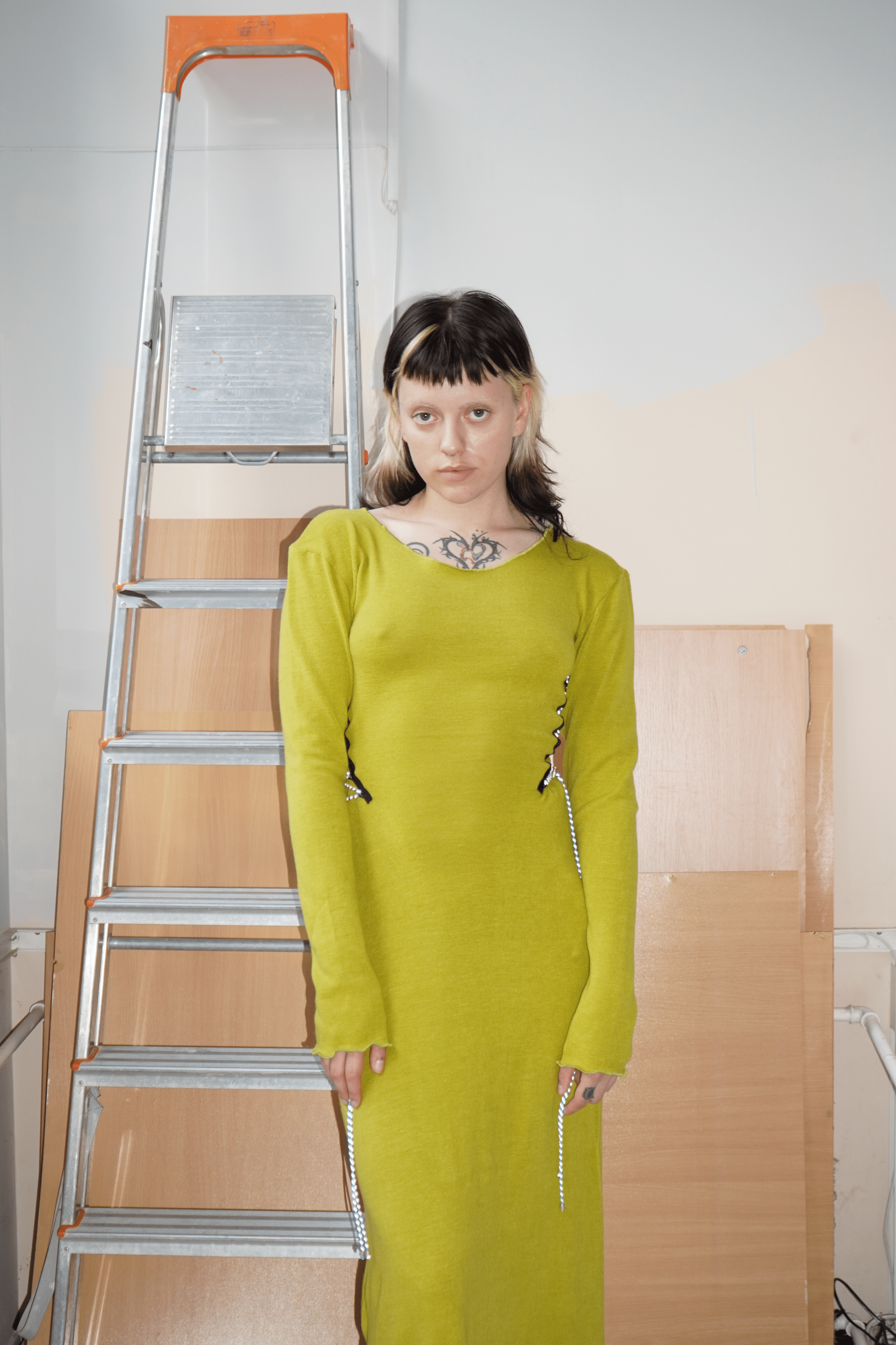 Салатова трикотажна сукня-комбінація з елементами корсету