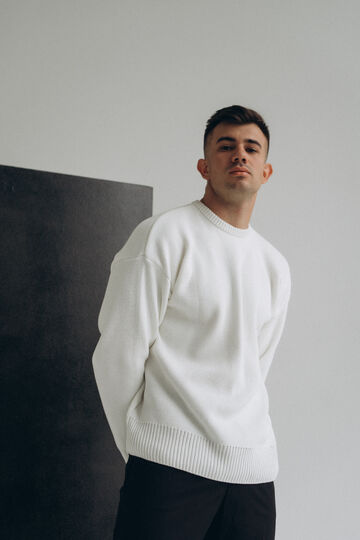 Белый оверсайз свитер