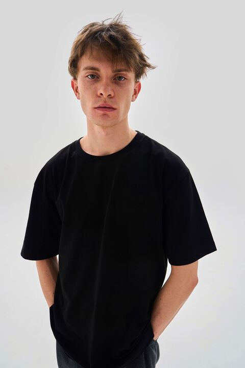 Черная базовая футболка