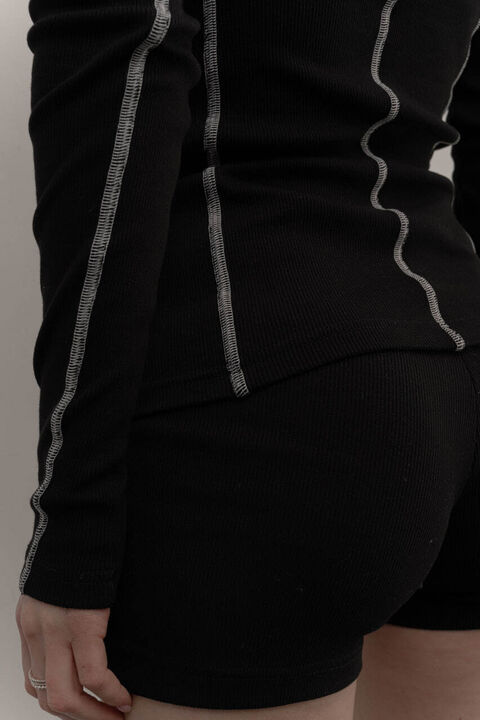 Чорний лонгслів Basic