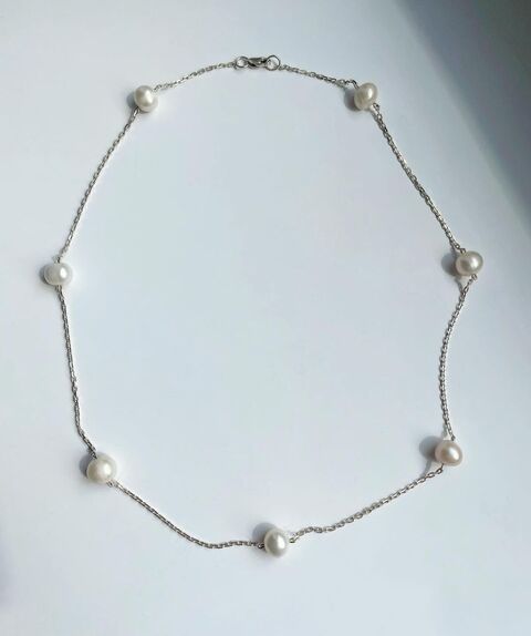 Намисто з білими круглими перлинами