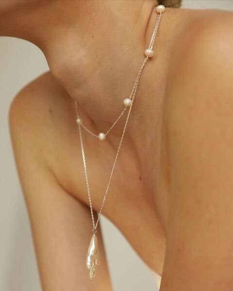 Намисто з білими круглими перлинами