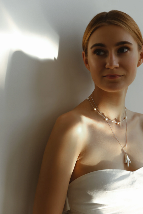 Намисто з білими круглими перлинами