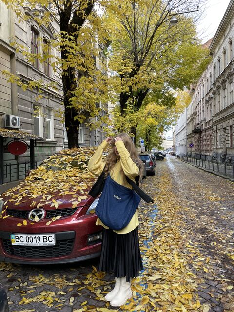 Denim shopper "Bitchin'"