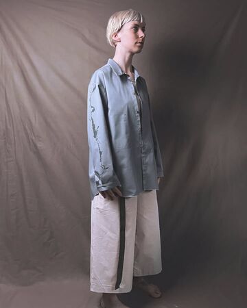 Сіро-блакитна сорочка з саржі Дніпро (Україна) з принтом по рукаву