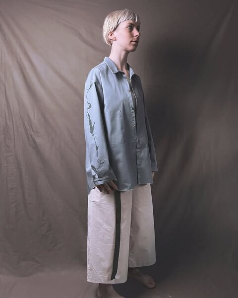 Сіро-блакитна сорочка з саржі Дніпро (Україна) з принтом по рукаву