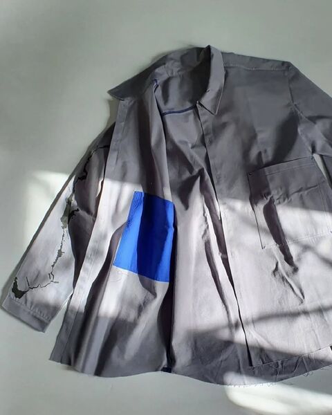 Сіро-блакитна сорочка з саржі Дніпро (Україна) з принтом по рукаву