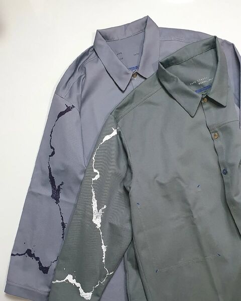 Сіро-блакитна сорочка з саржі Дніпро (Україна) з принтом по рукаву