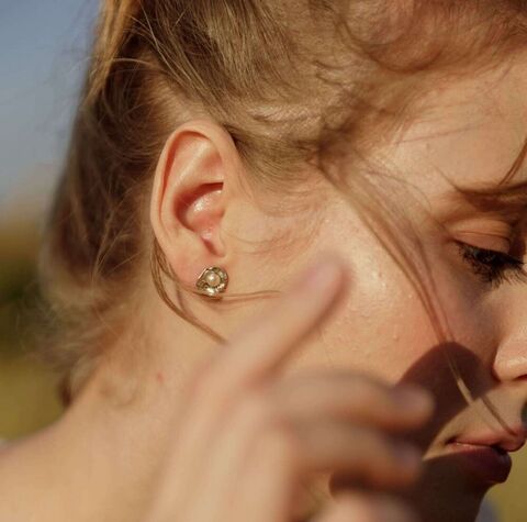 Сережки Перлинка на листку (біла)