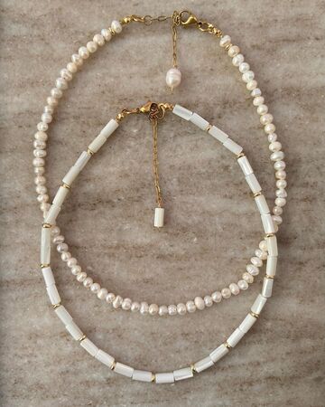 Choker made of mother-of-pearl