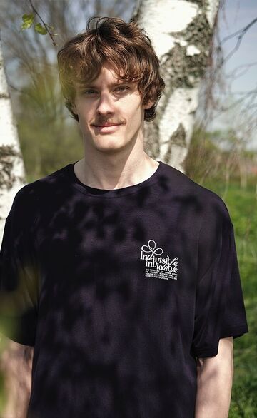 Темно-синя футболка Indivisible, Inviolable