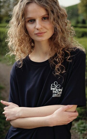 Темно-синя футболка Indivisible, Inviolable