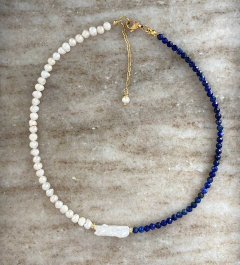 Ожерелье из натуральных жемчужин и мелких синих камней с прямоугольной жемчужиной.
