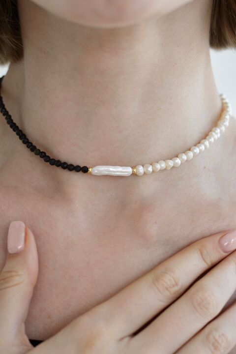 Намисто з перлин та дрібного чорного каміння з прямокутною перлиною