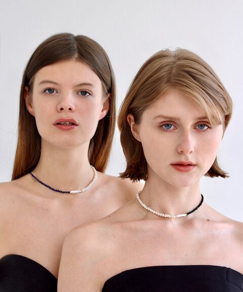 Намисто з перлин та дрібного чорного каміння з прямокутною перлиною