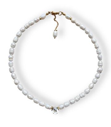 Pearl necklace with transparent heart