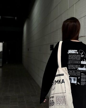 Чорний лонгслів Human Eye