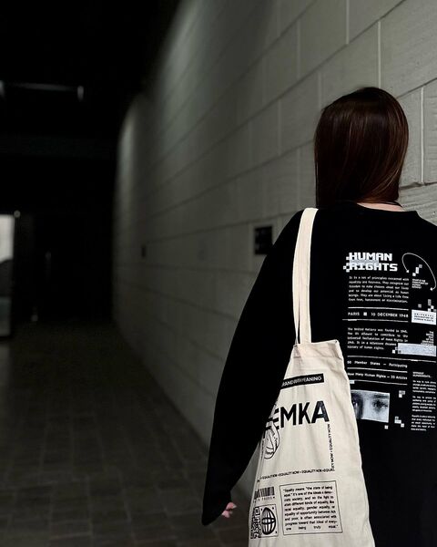 Чорний лонгслів Human Eye