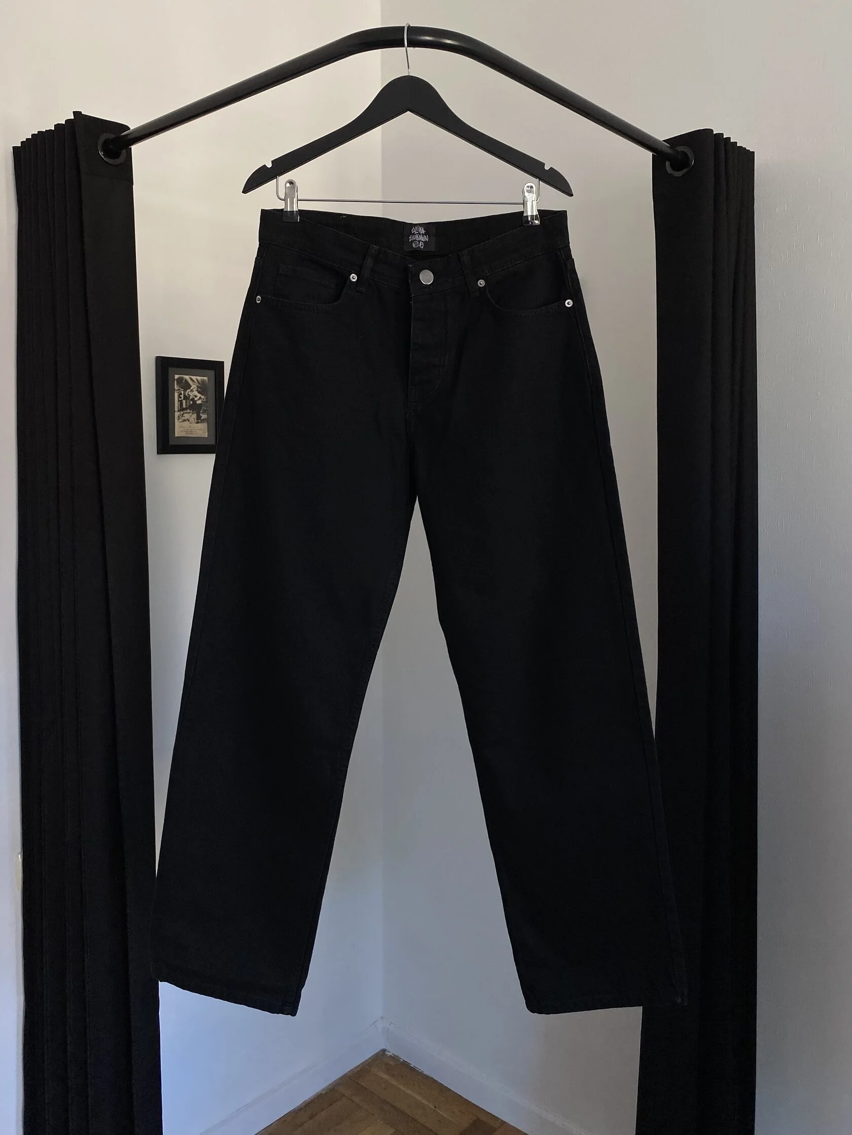 Чорні класичні перефарбовані джинси