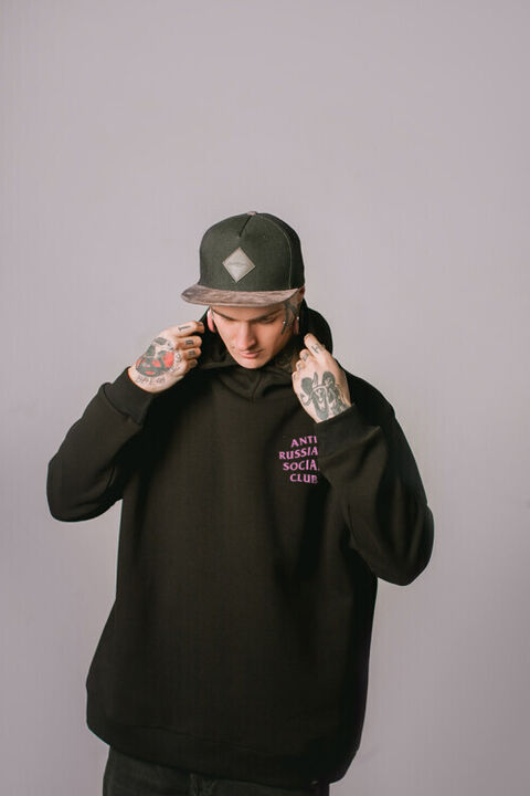 Black oversize hoodie with pink logo