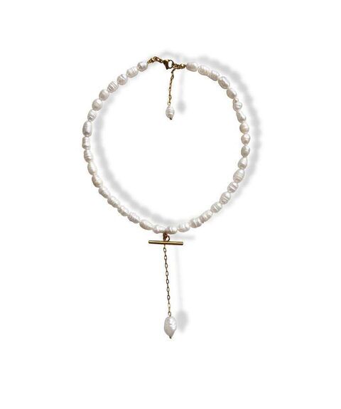 A pearl necklace with a pendant in the middle