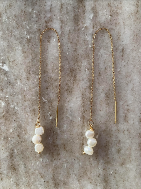 Chain earrings with three pearls