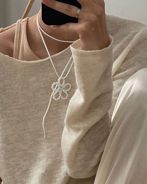 Біла квітка на білому шнурку