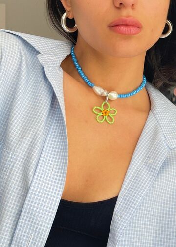 Блакитне намисто з зеленою квіткою