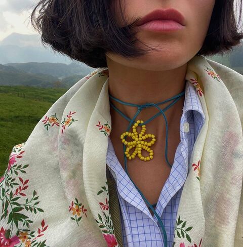 Жовта квітка на блакитному шнурку