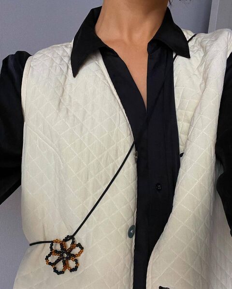 Чорно-коричнева квітка на чорному шнурку