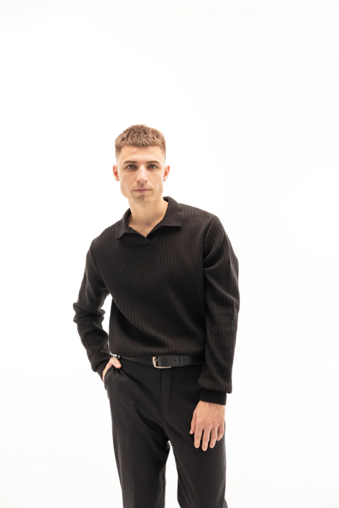 Black knitted polo with long sleeves