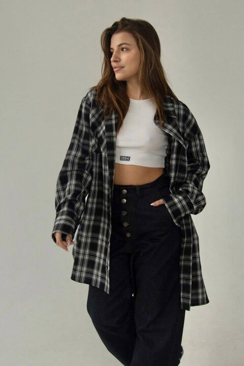 Чорна сорочка у клітинку