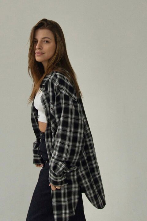 Чорна сорочка у клітинку