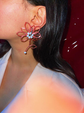 Сережка Рожева квітка з білими бусинами