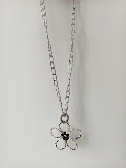 Срібна квітка з чорною серединкою на ланцюгу
