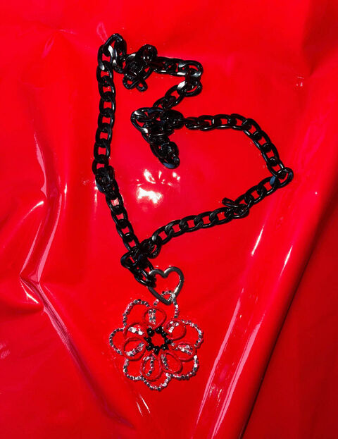 Червона квітка на чорному ланцюгу