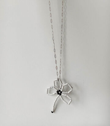 Біла квітка на ланцюгу