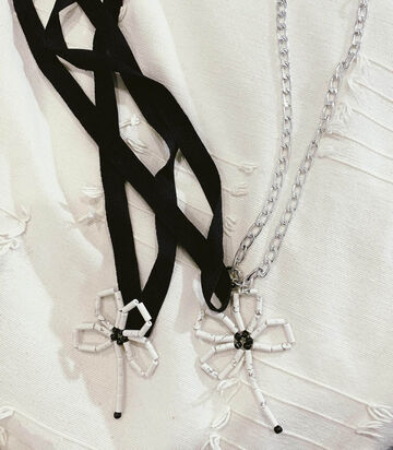 Біла квітка на ланцюгу