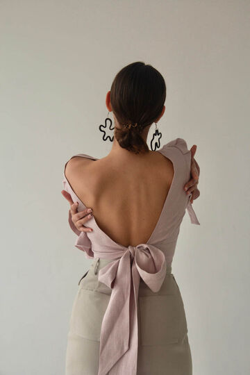 Рожева лляна блуза із відкритою спиною