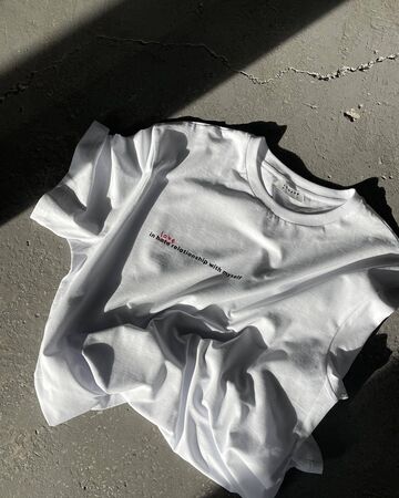 Біла футболка In love relationship with myself