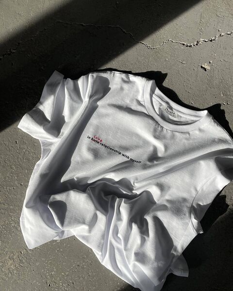 Біла футболка In love relationship with myself