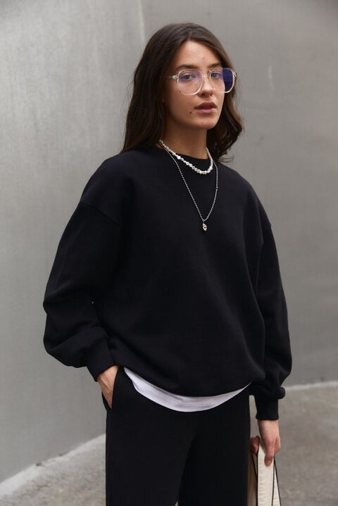Black sweatshirt without insulation